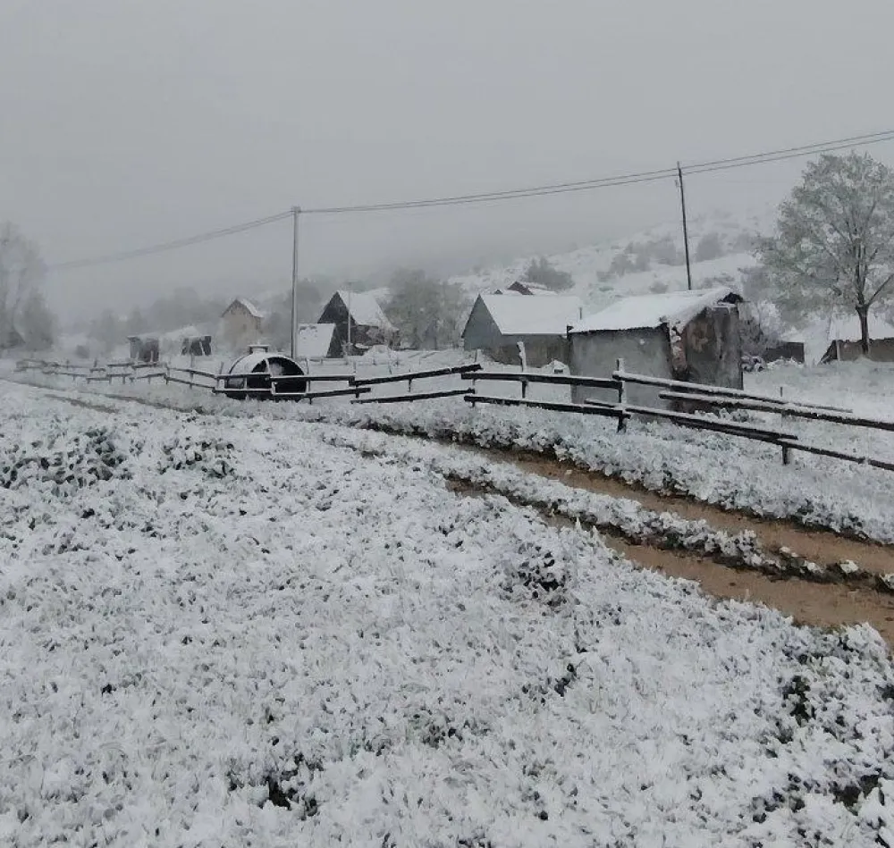 Sela na Pivskoj planini zabijelio snijeg u maju