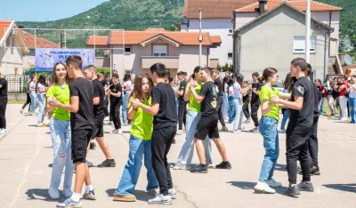 (VIDEO) Polumaturski ples učenika O&Scaron; "Dr Dragi&scaron;a Ivanović": Valcerom se oprostili od &scaron;kole