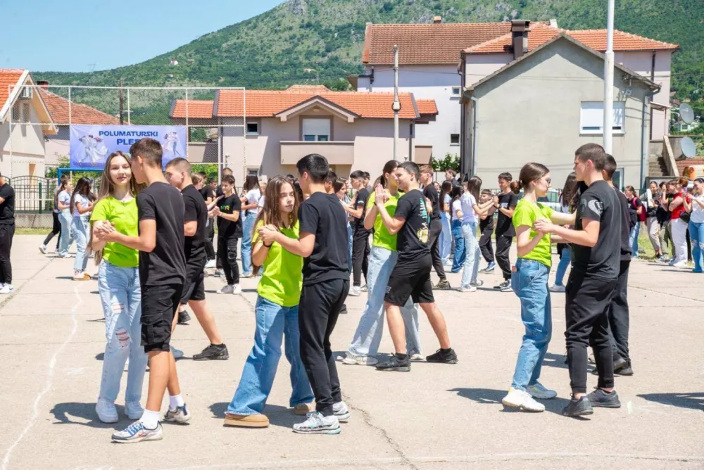 (VIDEO) Polumaturski ples učenika O&Scaron; "Dr Dragi&scaron;a Ivanović": Valcerom se oprostili od &scaron;kole