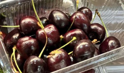 Na zelenoj pijaci Ginta&scaron;: Tre&scaron;nje prodaju za deset eura