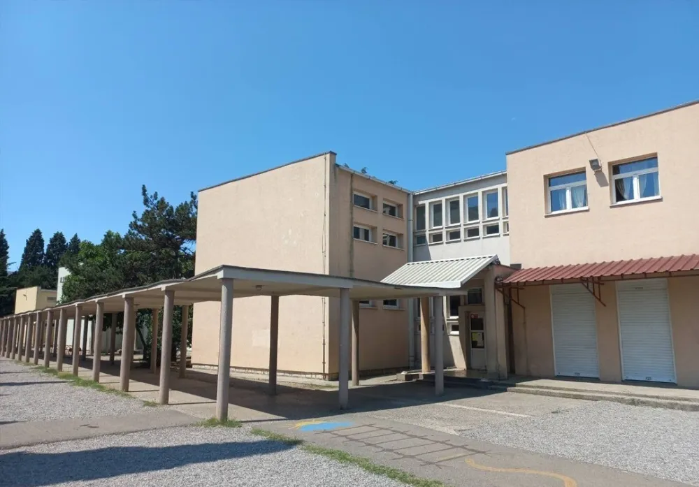 Raspisan tender za adaptaciju krova JU O&Scaron; &bdquo;Vuk Karadžić&ldquo; Podgorica