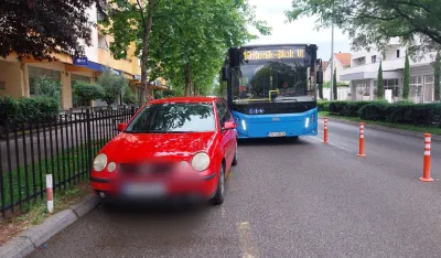 Stari aerodrom: Neporpisno parkirano vozilo blokiralo gradski autobus