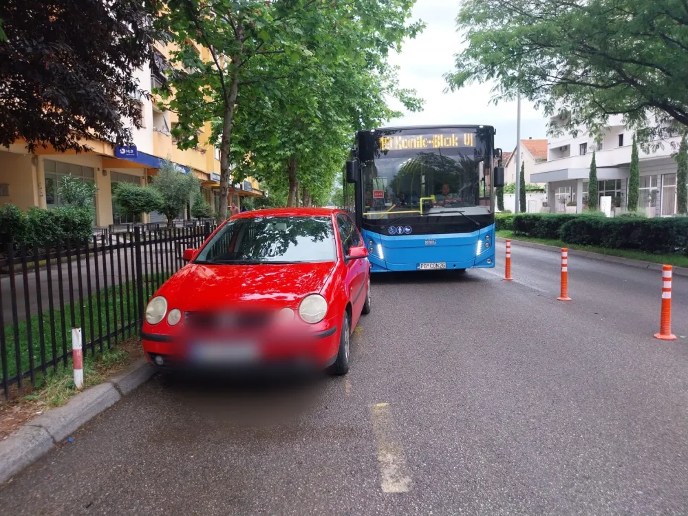 Stari aerodrom: Neporpisno parkirano vozilo blokiralo gradski autobus