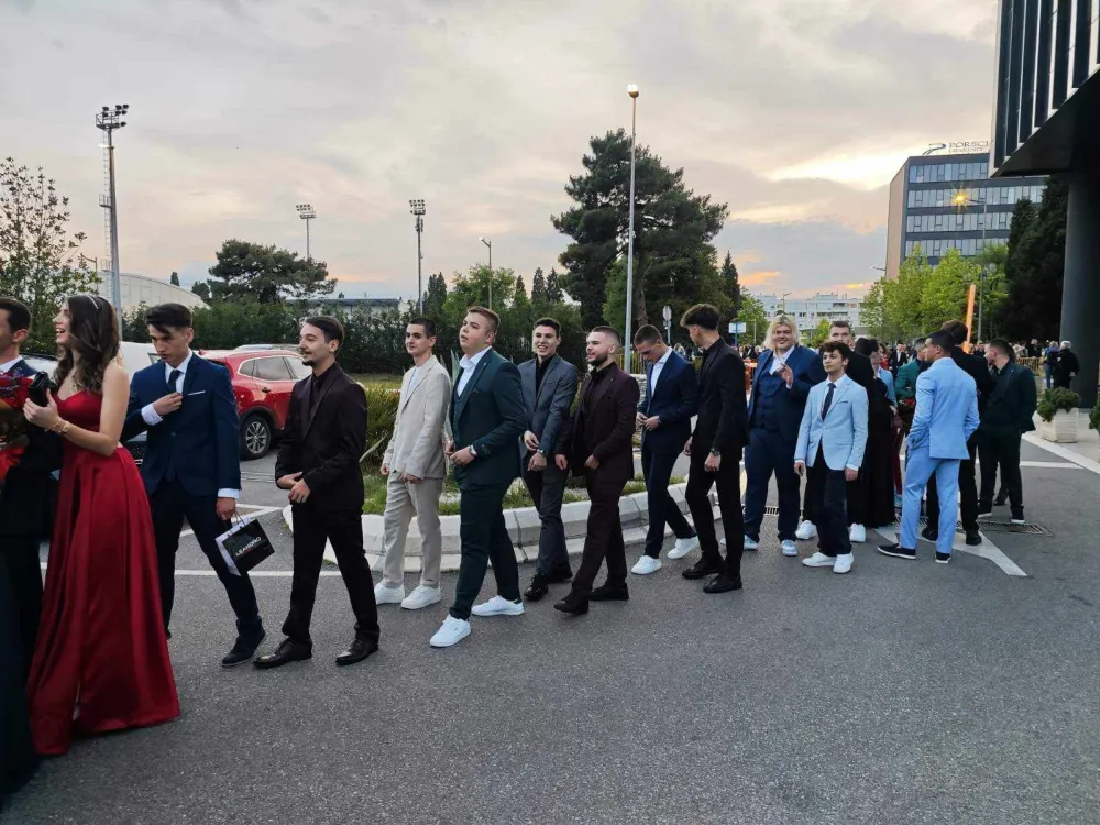 (VIDEO/FOTO) Matura&nbsp;Elektrotehničke &scaron;kole "Vaso Aligrudić i polumatura&nbsp;O&Scaron; "Milan Vukotić"