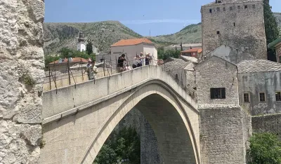 (FOTO) Betonska kocka pala s vrha zgrade u Mostaru