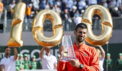 Novak Đoković sa peharom