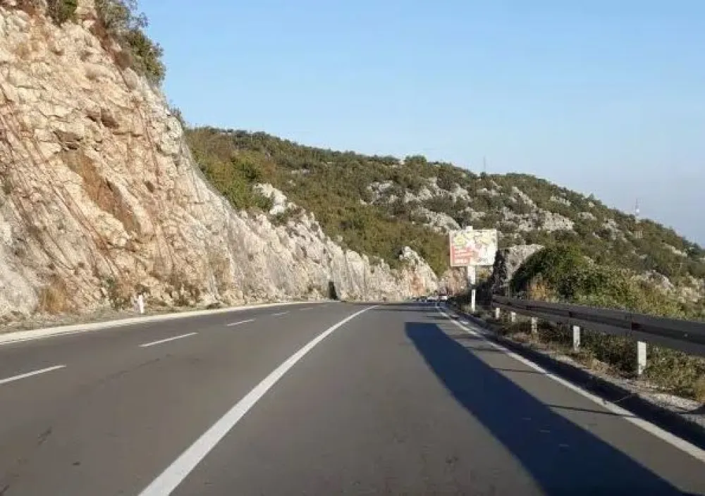 Putevi suvi, vidljivost dobra, oprezno zbog odrona