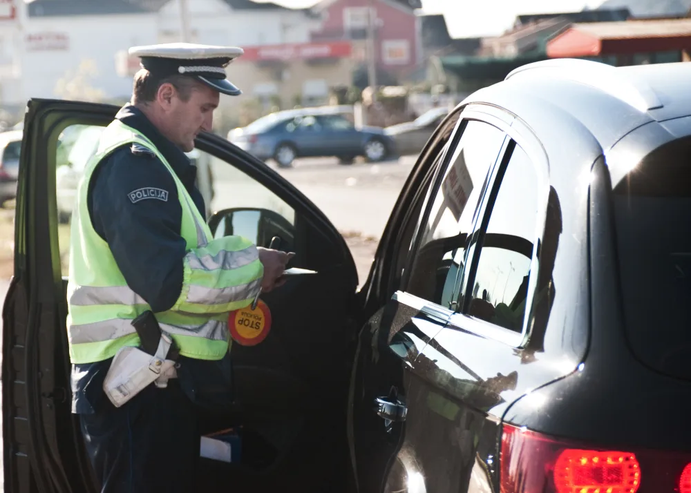 U sedam saobraćajnih nezgoda povrijeđene tri osobe