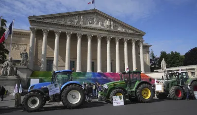Traktori pred zgradom parlamenta u Parizu
