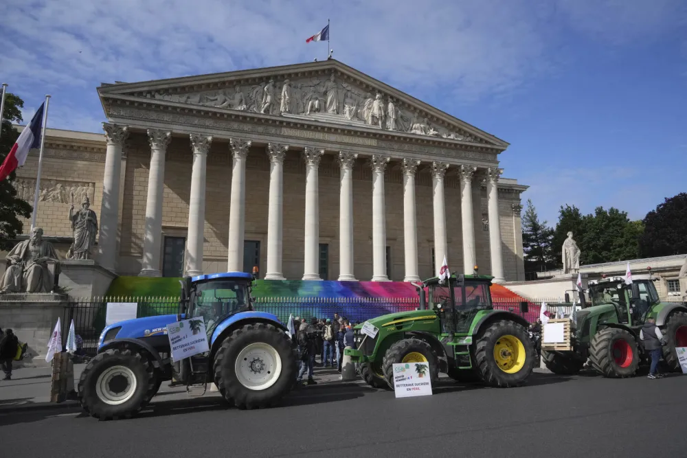 Traktori pred zgradom parlamenta u Parizu