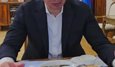 (VIDEO) Vučić objavio kako jede sardine: "Luk ću preskočiti zbog sastanaka"