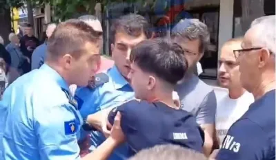 Situacija u Mitrovici i dalje napeta: Srbi traže pravdu za napadnutog maturanta