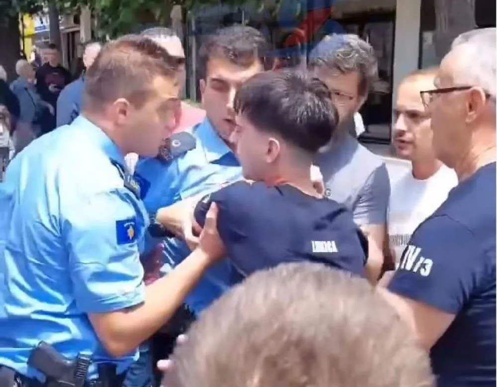 Situacija u Kosovskoj Mitrovici i dalje napeta: Srbi traže pravdu za napadnutog maturanta