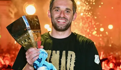 Đalović sa &scaron;ampionskim peharom