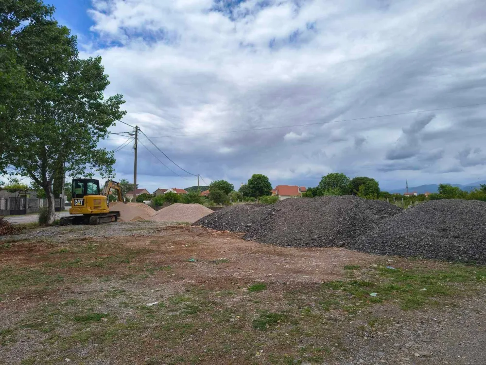 Skoro mjesec dana na gradili&scaron;tu puta&nbsp;Tuzi-Hoti nema radova:&nbsp;Čekaju se cijevi za fekalnu kanalizaciju