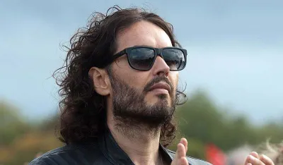 Festival Rasela Brenda otkazan usred optužbi za silovanje, zabilježena slabija prodaja ulaznica