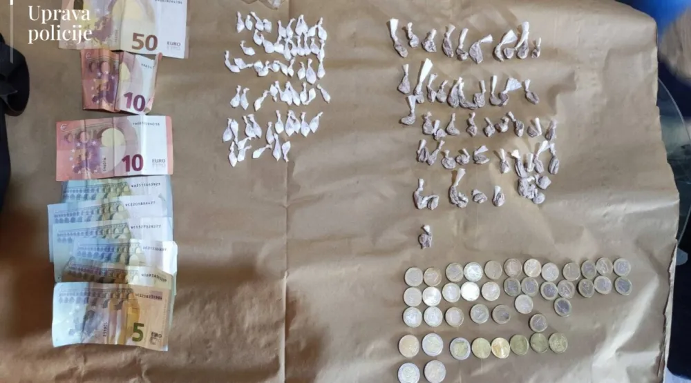 Kod Podgoričanina pronađeno 107 pvc zamotuljaka kokaina i heroina, novac, vazdu&scaron;na pu&scaron;ka
