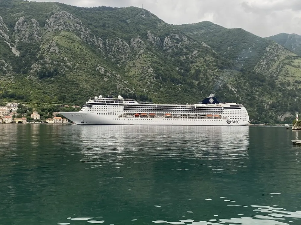 U kotorskoj luci danas dva kruzera