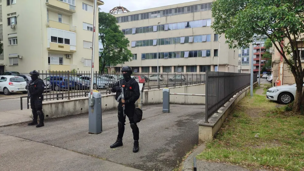 (FOTO/VIDEO) Uz jake mjere bezbjednosti, izručeni Delić i Keković