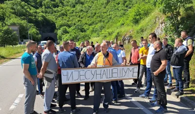 Zbog zabrane sječe &scaron;ume mje&scaron;tani nik&scaron;ićkih sela blokirali jednu traku magistralnog puta: "Čije su na&scaron;e &scaron;ume za koje plaćamo porez"