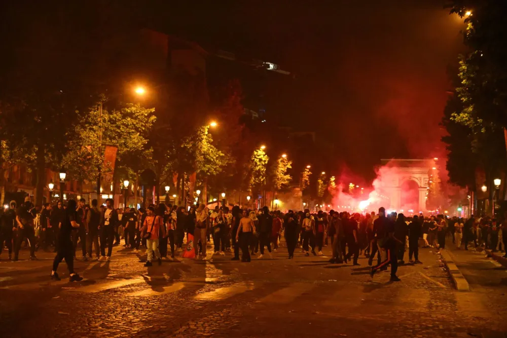 (VIDEO) Krvavi epilog slavlja u Parizu: Dvije osobe stradale, skoro 600 uhap&scaron;enih