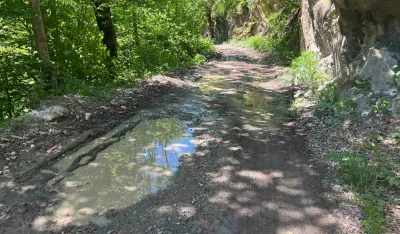 Mje&scaron;tani Vranje&scaron;tice pripremali put za asfalt na koji čekaju pet i po decenija