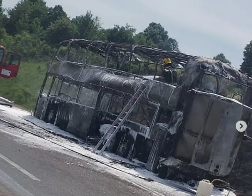 Zapalio se autobus pun đaka kod Boljevca, deca na vreme evakuisana