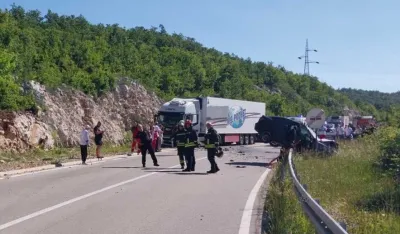 (FOTO) Nik&scaron;ić: Jedno lice stradalo u te&scaron;koj saobraćajnoj nesreći