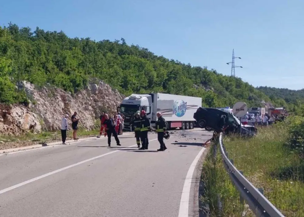 (FOTO) Nik&scaron;ić: Jedno lice stradalo u te&scaron;koj saobraćajnoj nesreći