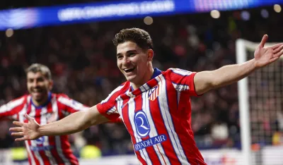 epa11843374 Atletico's striker Julian Alvarez celebrates after scoring the 2-1 lead during the UEFA Champions League soccer match between Atletico Madrid and Bayer Leverkusen at the Riyadh Air Metropolitano in Madrid, Spain, 21 January 2025. EPA-EFE/SERGIO PEREZ