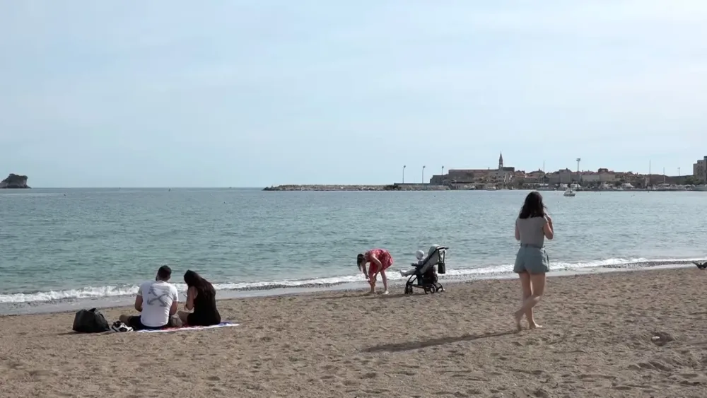 (FOTO) U Budvi boravi oko 9.000 turista