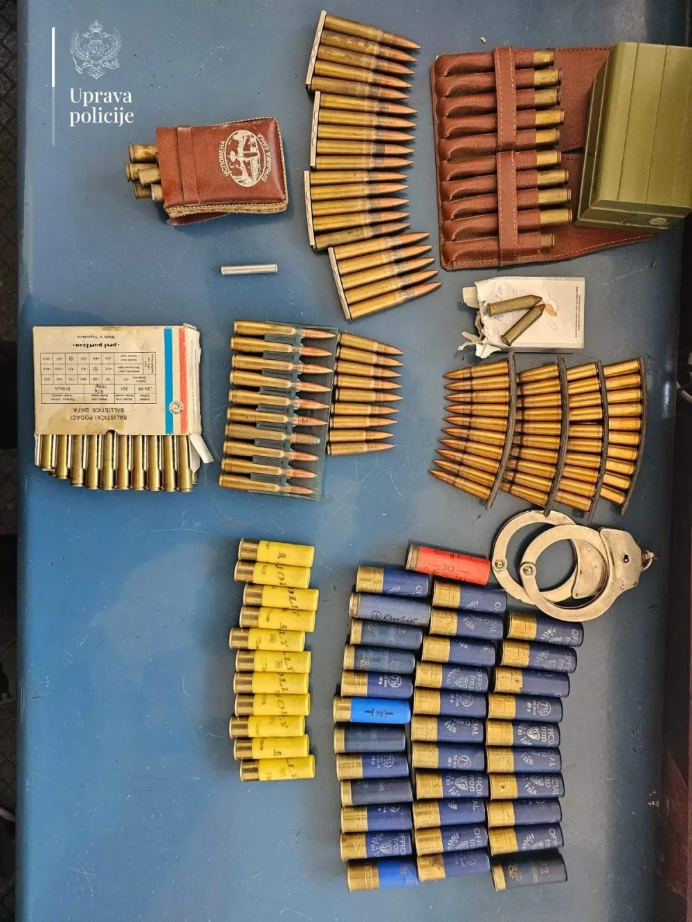 (FOTO) Pretresi na sjeveru: Pronađeni pi&scaron;tolji, pu&scaron;ka, 263 komada municije, sredstva za vezivanje, balistički prsluk