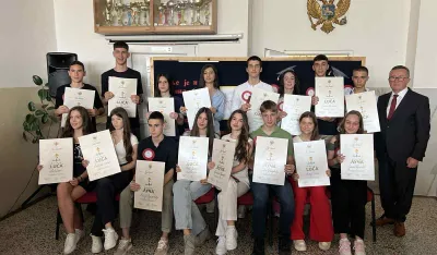 (VIDEO)&nbsp;U O&Scaron; &bdquo;Vuk Karadžić&rdquo; podijeljene &bdquo;Luče&rdquo;; Trud se vrednuje, a znanje po&scaron;tuje