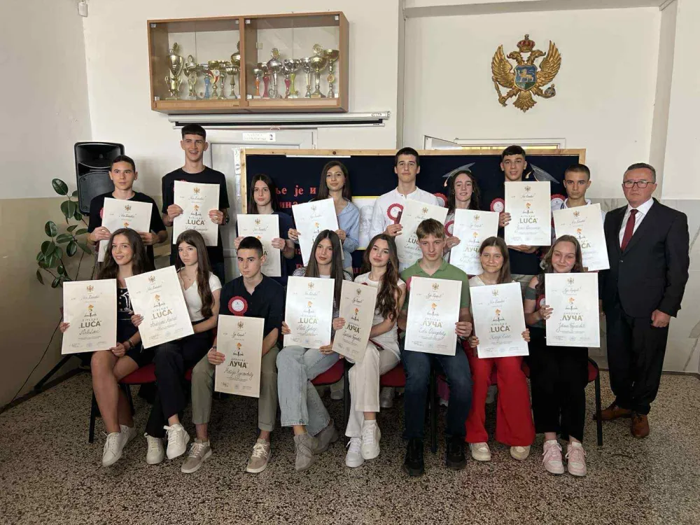 (VIDEO)&nbsp;U O&Scaron; &bdquo;Vuk Karadžić&rdquo; podijeljene &bdquo;Luče&rdquo;; Trud se vrednuje, a znanje po&scaron;tuje