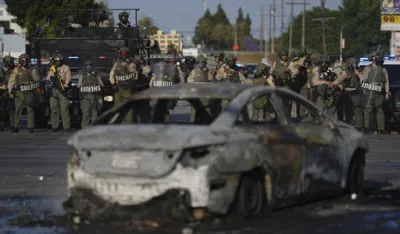 (FOTO) Neredi u Los Anđelesu zbog imigracijskih racija, Tramp &scaron;alje 2.000 pripadnika Nacionalne garde