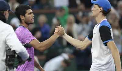 epa11225092 Carlos Alcaraz of Spain (L) greets Jannik Sinner of Italy (R) after winning match point during the men?s semifinal match at the BNP Paribas Open in Indian Wells, California, USA, 16 March 2024. EPA-EFE/JOHN G. MABANGLO