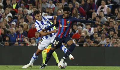 epa10641949 Real Sociedad's midfielder Mart?n Zubimendi (L) in action against FC Barcelona's defender Alejandro Balde (R) during the Spanish LaLiga soccer match between FC Barcelona and Real Sociedad, in Barcelona, Spain, 20 May 2023. EPA-EFE/Marta Perez