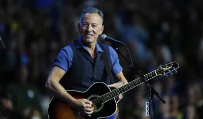 (VIDEO) Pol Makartni otpjevao duet sa Brusom Springstinom na koncertu u Liverpulu