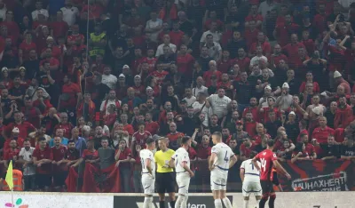 Fudbaleri Srbije u Tirani gađani sa tribina