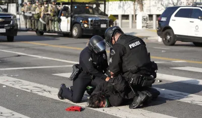 (VIDEO) Los Anđeles kao ratna zona: Bacane &scaron;ok bombe, Tramp &scaron;alje i marince