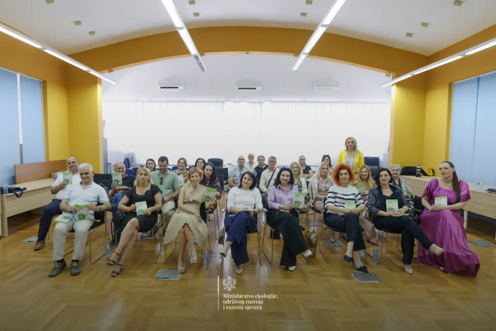 MERS podijelilo 280 primjeraka &ldquo;Malog rječnika ekologije i za&scaron;tite životne sredine&rdquo; bibliotekama osnovnih i srednjih &scaron;kola