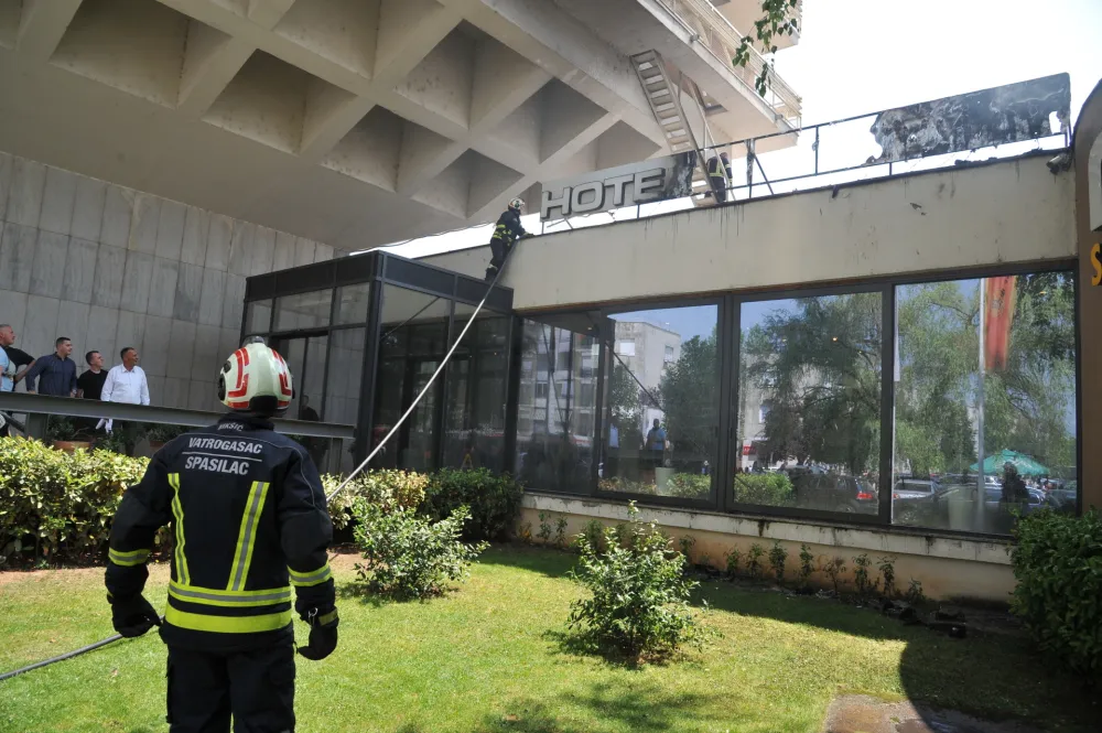 Izgorela reklama Hotela &bdquo;Onogo&scaron;t&ldquo; u Nik&scaron;iću