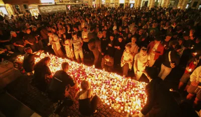 (FOTO) Dan nakon masakra u Gracu: Austrija u suzama, ispred &scaron;kole potresne scene, progla&scaron;ena trodnevna žalost