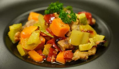 Piletina s batatom, tikvicama i paprikama