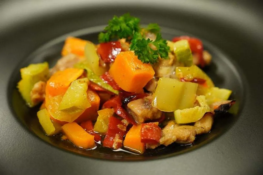 Piletina s batatom, tikvicama i paprikama