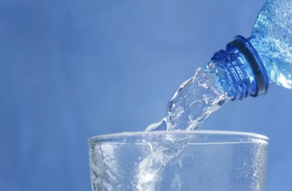 Gazirana voda vam je omiljeno piće? Kako utiče na organizam i da li je i bez rizika?