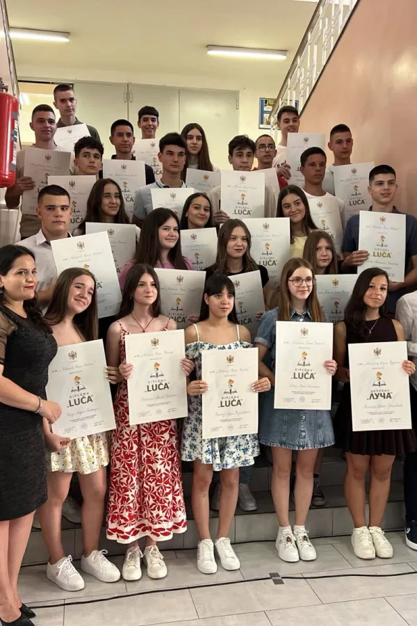 (VIDEO) O&Scaron; &bdquo;Milorad Musa Burzan&ldquo; uručila "Luče": Znanje je najbolji oslonac