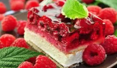 Kremasti kolač s malinama