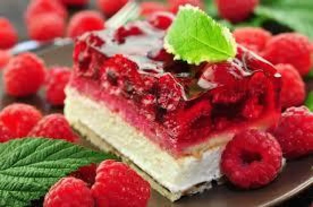 Kremasti kolač s malinama