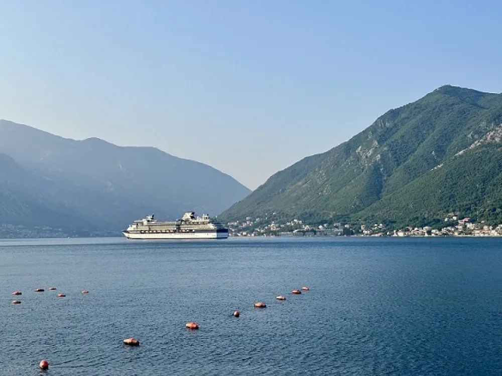 U kotorskoj luci tri kruzera sa 4.316 putnika